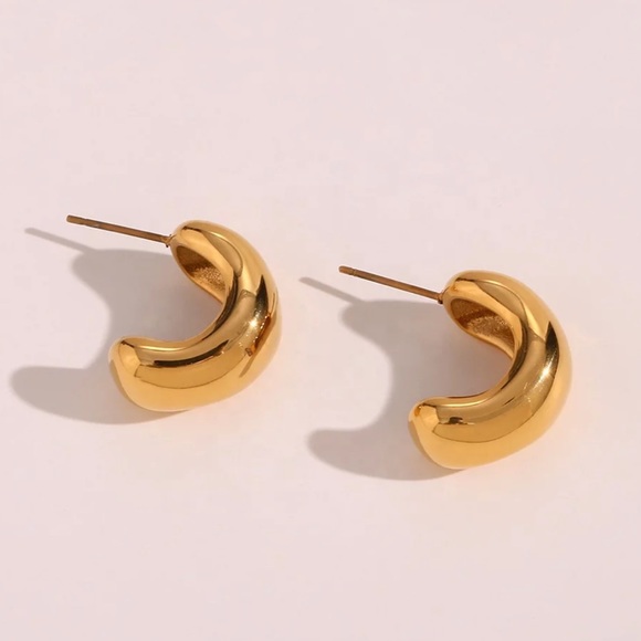New 18K Gold Hollow Irregular Stud Earrings - Picture 6 of 7